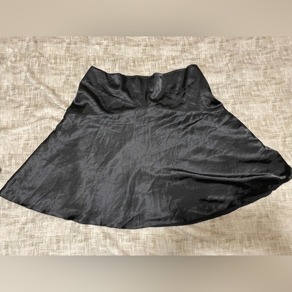 Size 18 Black satin skirt - Picture 2 of 3